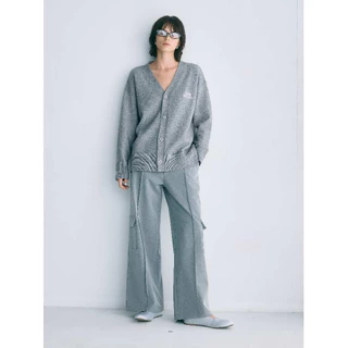 STUDIO UNKNOWN - Sia Knit Cardigan เสื้อหนาว คาร์ดิแกนคอวีตกแต่งลายปักโลโก้