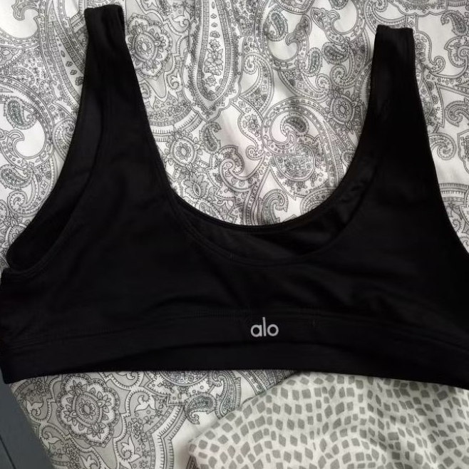 alo yoga sports เสื้อชั้นในกีฬา