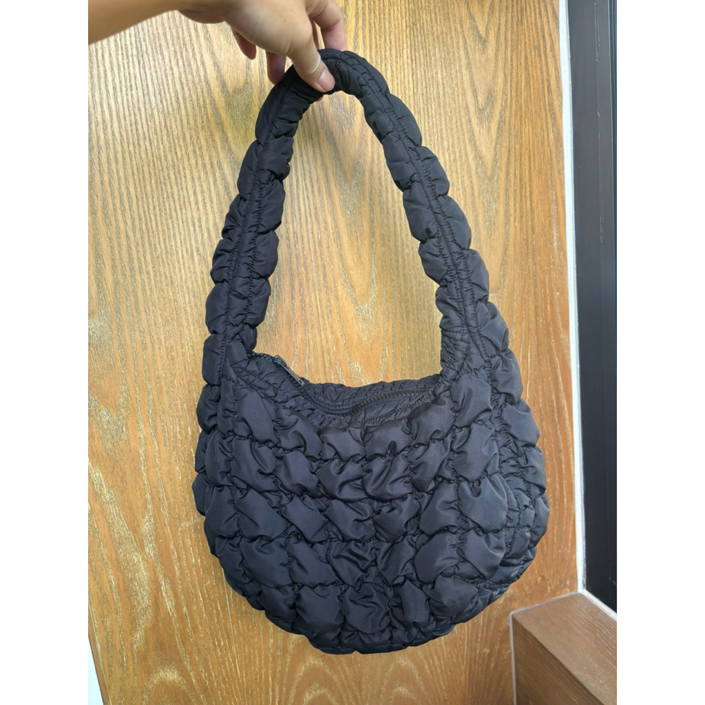 ส่งต่อ กระเป๋า COS QUILTED MINI BAG สีดำ ของแท้ ซื้อจาก COS Thailand