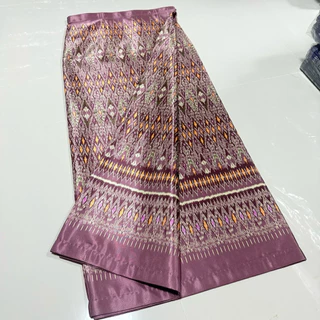 ผ้าถุงสำเร็จแบบป้ายติดตะขอไหมรังขาวทอลายทัังผืนผ้านิ่มใส่สบาย ตัดสำเร็จพร้อมใส่ อัดซับกาวเรียบร้อย
