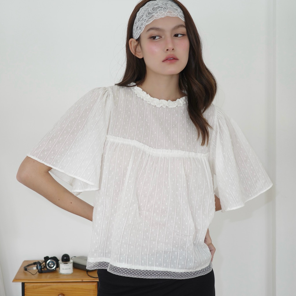 Theremin Malia blouse เสื้อแขนกระดิ่งคอกลม - white lace