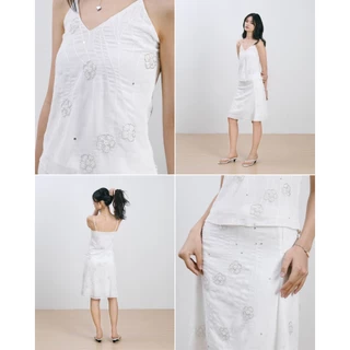 MELT.INMOMENTS Stella Top & Skirt ชุดเซ็ทสายเดี่ยวกระโปรงยาวปักเลื่อม กลิตเตอร์ขาว (พร้อมส่ง)