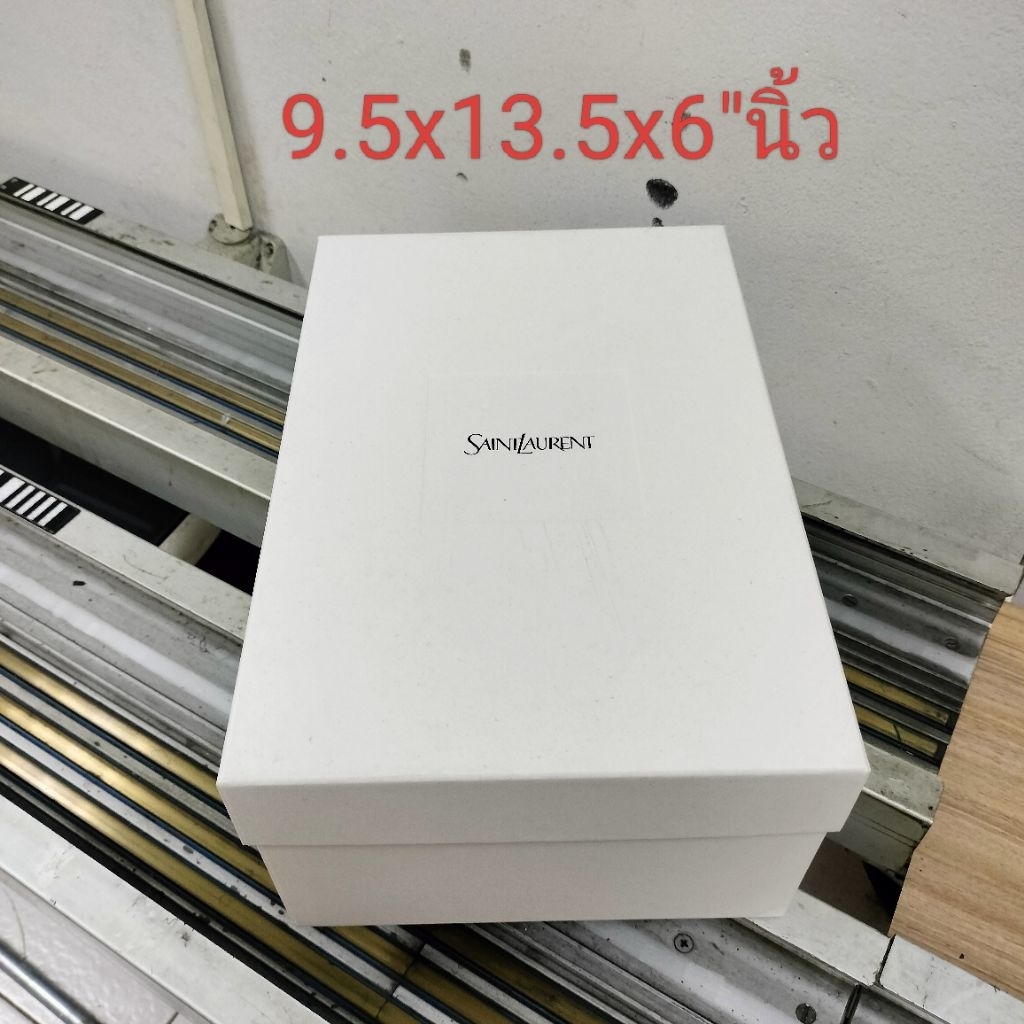 กล่องรองเท้า YSL มือสองตามสภาพ