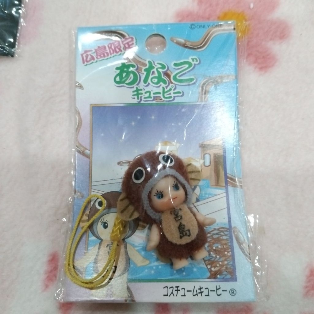 ตุ๊กตาในภาพคือ คิวพี (Kewpie) รุ่นพิเศษ "Hiroshima Limited Anago Kewpie"