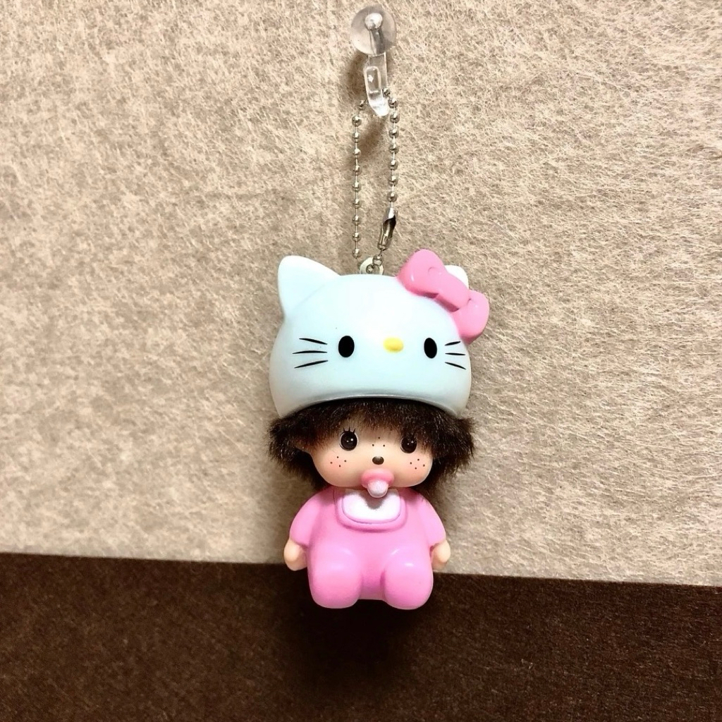 {พร้อมส่ง! }Hello Kitty x Monchchichi พวงกุญแจม่อนชิชิ x คิตตี้ ใส่หมวกคิตตี้ น่ารักมาก ⭐️ ️ ราคา ถูกที่สุด ดีลบีเคเค รูปภาพหลัก