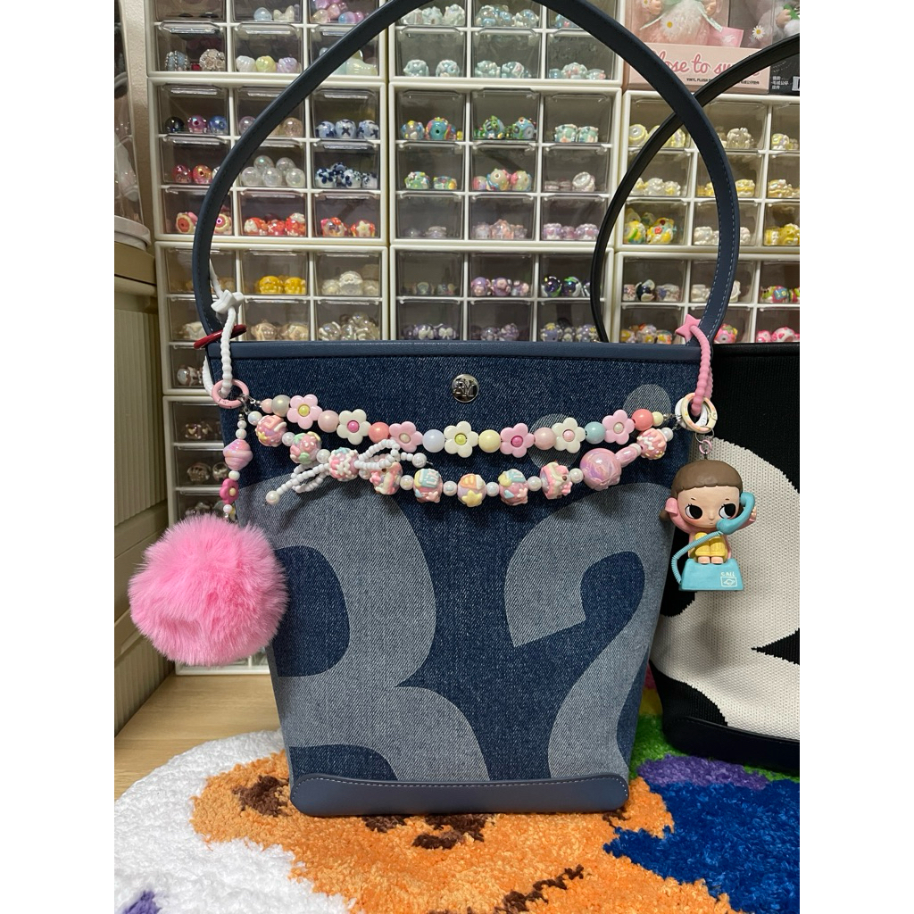 พวงกุญแจงาน art toy ของแท้พร้อมกล่องการ์ด