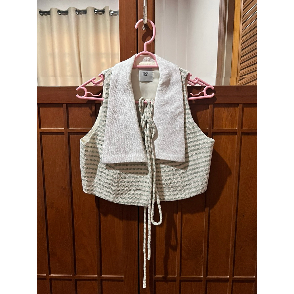 Used✨ เสื้อ crop shirt ปกใหญ่ มีสายผูกเอว ของ pave.bkk