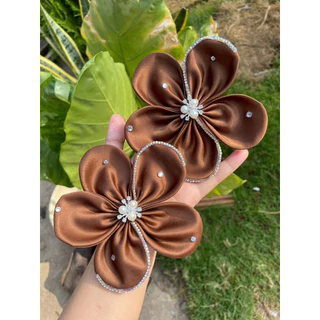 ดอกไม้ติดฮิญาบ ตกเเต่งกลีบด้วยเพชรรูปตัวS (ขนาดดอก 12 cm. )🔥กำลัง hot🔥