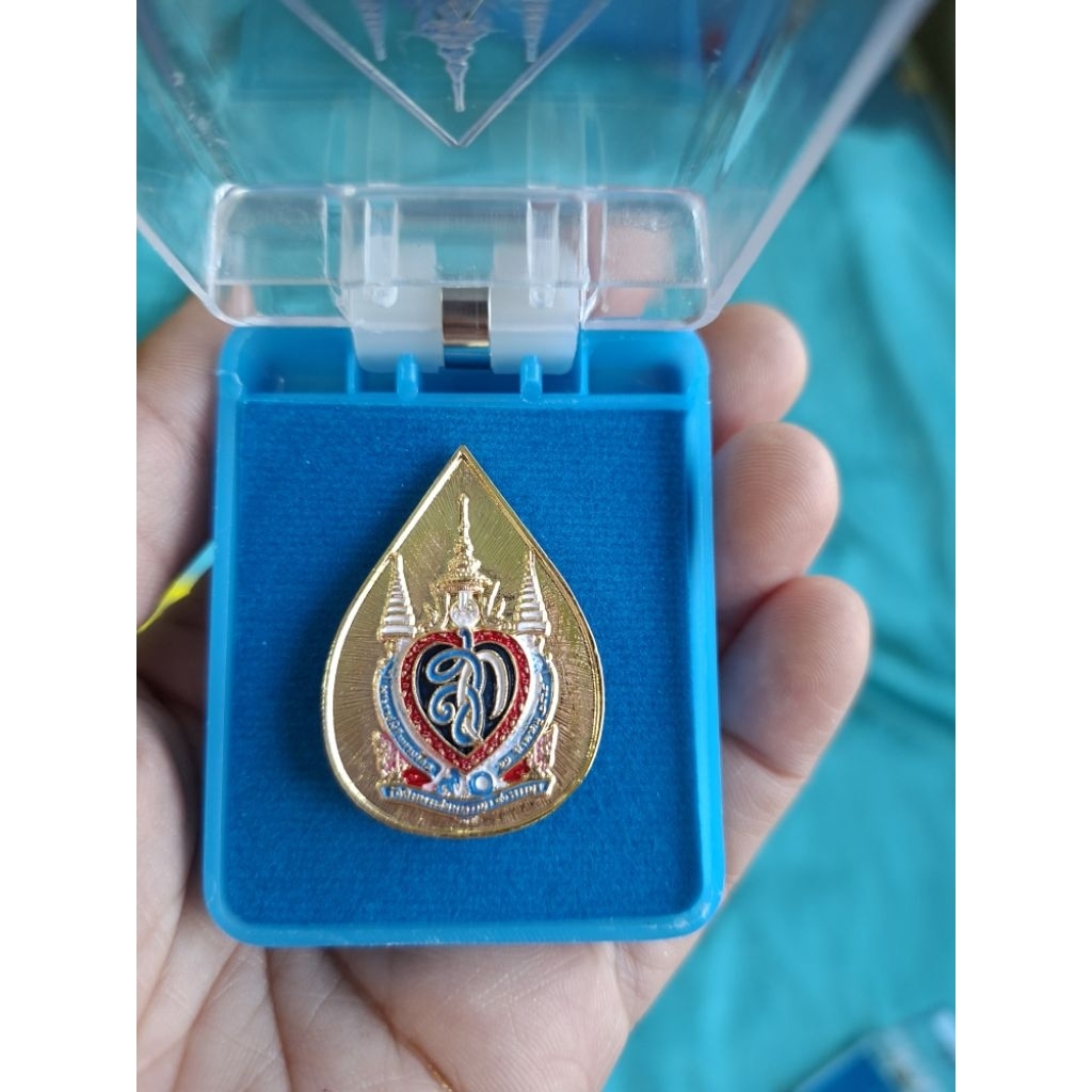 เข็มกลัดหยดน้ำพร้อมกล่องสีสวยตรงปก