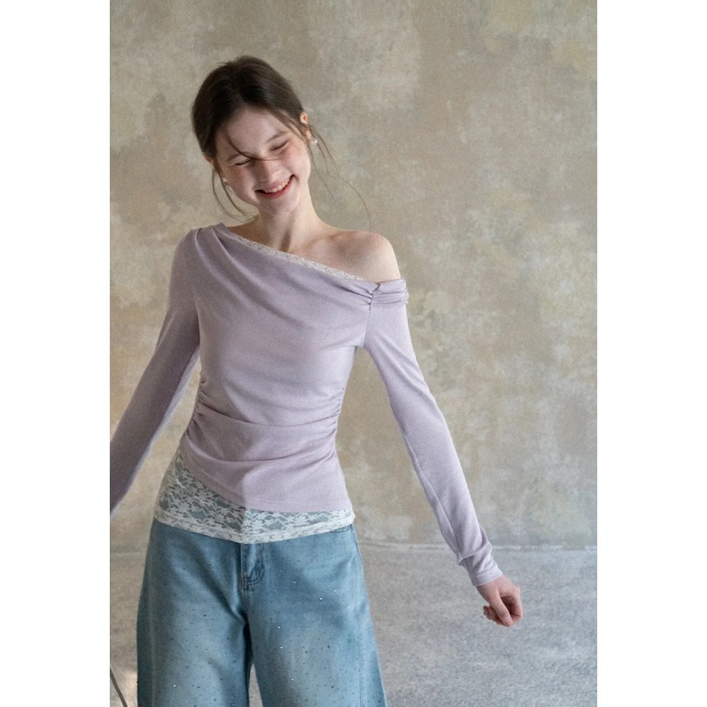 [พรีออเดอร์] EGGKA : Off shoulder long sleeve top with lace trim (เสื้อแขนยาวเปิดไหล่ลูกไม้)