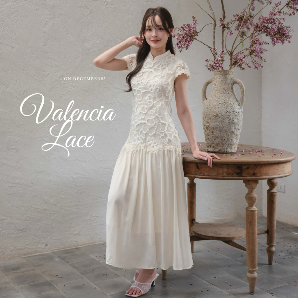 on.december25 เดรสผ้าปักโทนขาวครีม Valencia lace