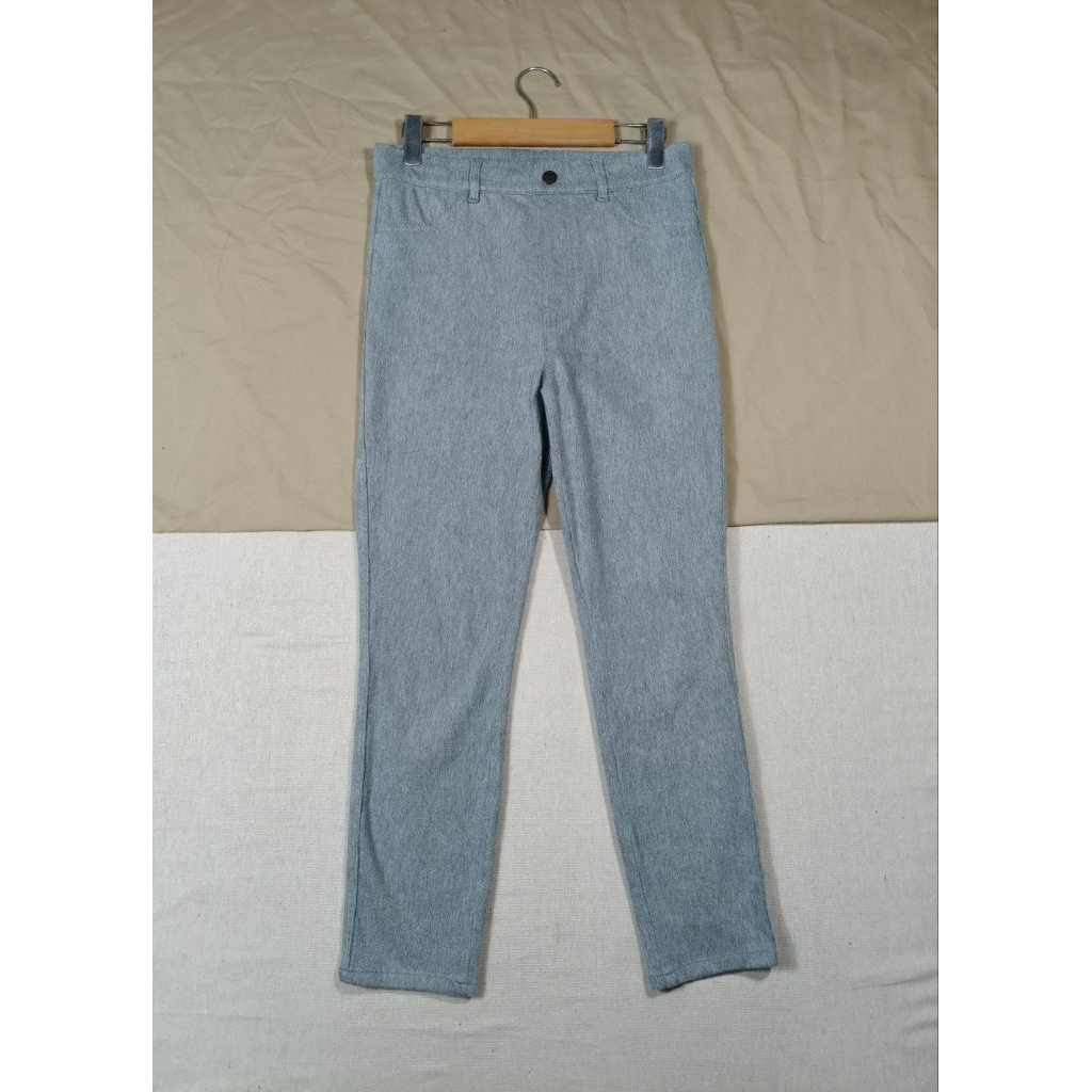 UNIQLO HEATTECH size L กางเกงยีนส์สกินนี่ผ้าคอตตอนสีเทาผ้าหนานุ่มค่ะสภาพสวย
รอบเอว 29 ถึง 30 สะโพก 3
