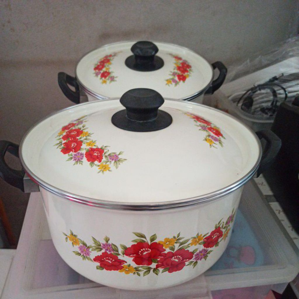หม้อเคลือบอย่างดี ขนาด 27 cm และ 24 cm กระทะเคลือบ 26 cmพร้อมฝา