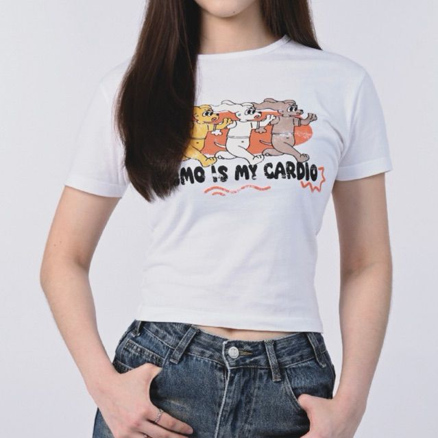 FOMOLOGUE BOJO CARDIO Baby Tee - เสื้อยืด Baby Tee BOJO CARDIO
