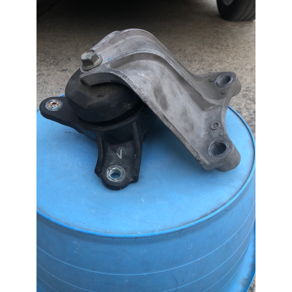 ยางแท่นเครื่องซ้ายบน accord G9 2.4EL มือสองแท้ศูนย์