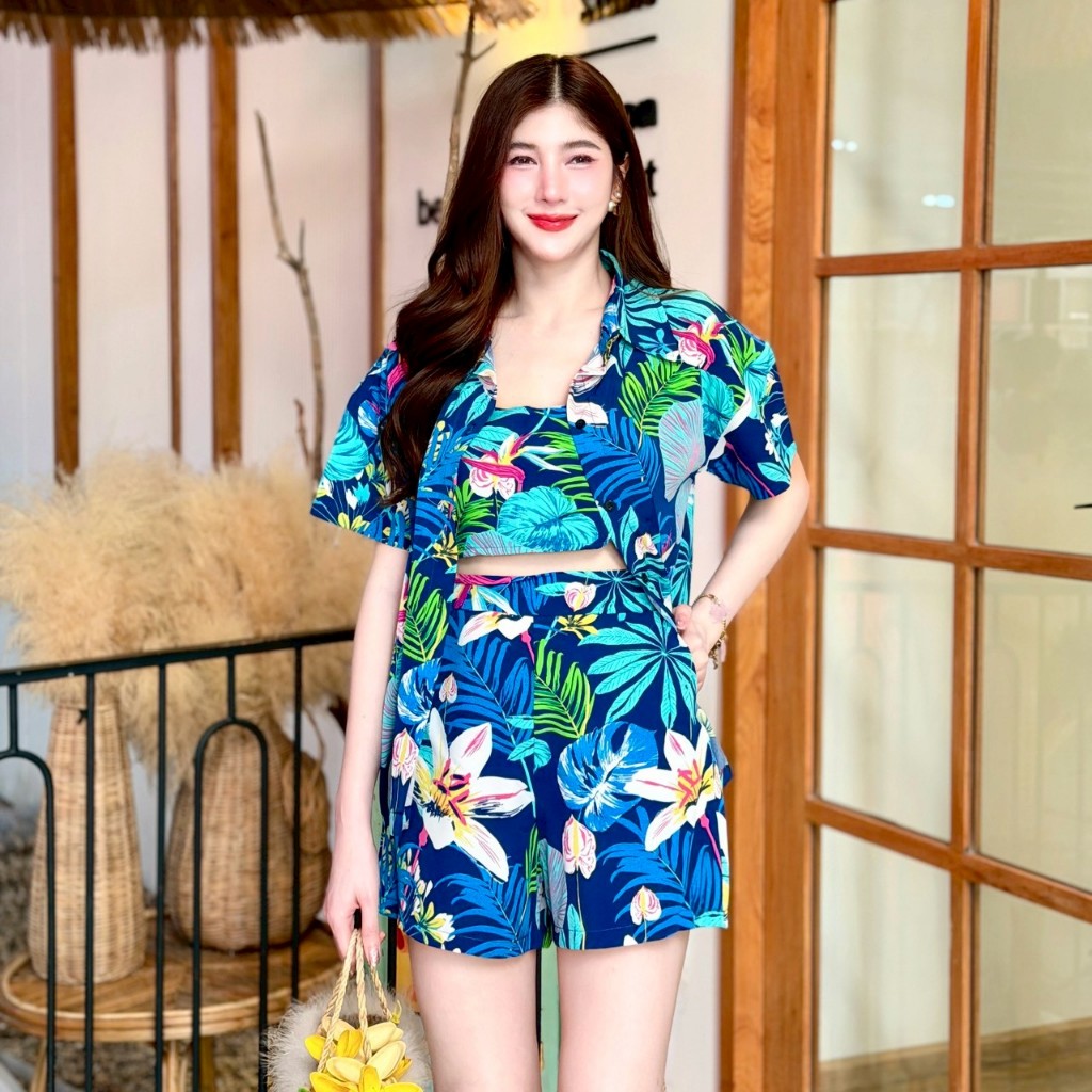 ชุดเซตสั้น 3 ชิ้น ผ้าไหมอิตาลี ลายดอก ฮาวาย ทะเล เสื้อเชิ้ตแขนสั้นกระดุมหน้า+สายเดี่ยว+กางเกงเอวเรียบสม็อคหลังมีกระเป๋า – โปรปัง