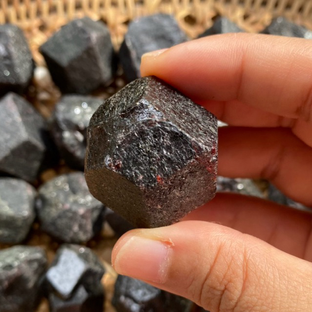 Garnet โกเมนก้อนดิบ หินธรรมชาติเเท้สวยมาก ช่วยให้มีความร่าเริงกระตือรือร้น เชื่อมั่นในตัวเอง ปกป้องคุ้มครองสุขภาพแข็งแรง