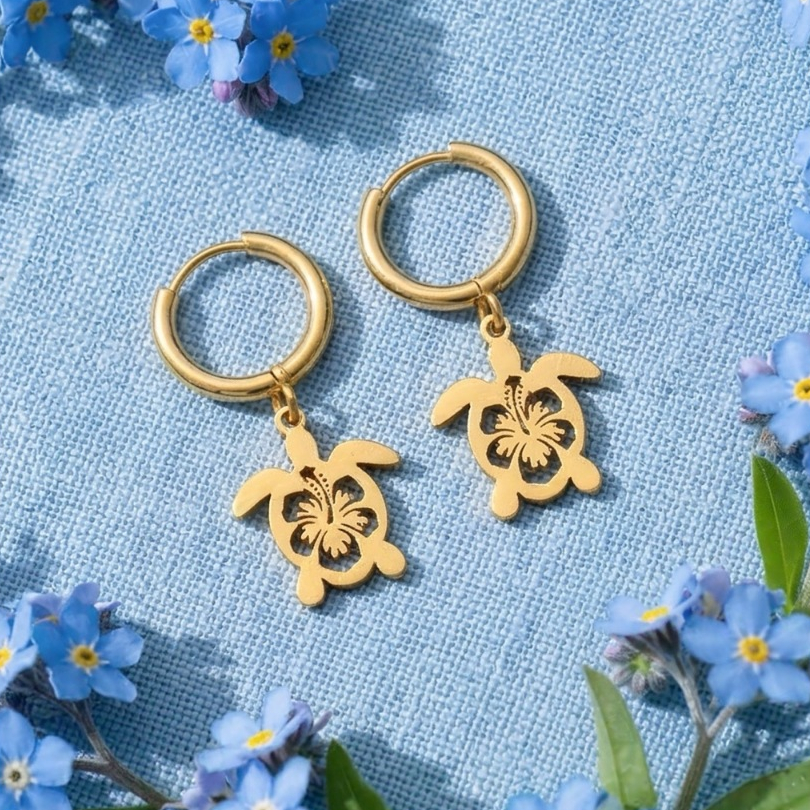 🌺🐢 Nice Accident รุ่น ‘Thalassa Bloom’ | ต่างหูห่วงสแตนเลสจี้เต่าทะเลฉลุลายดอกชบา