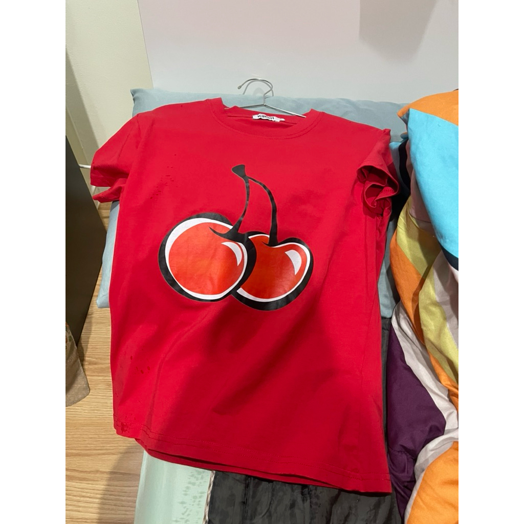เสื้อยืดสีแดงรุ่น BIG CHERRY T-SHIRTS จากแบรนด์เสื้อผ้าแฟชั่นสไตล์เกาหลี KIRSH.