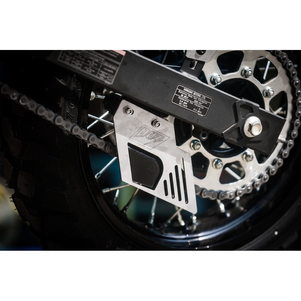 การ์ดประคองโซ่ DINOTECH สำหรับ Kawasaki KLE500 / Kawasaki KLE500 SE. ~ Chain guard brace