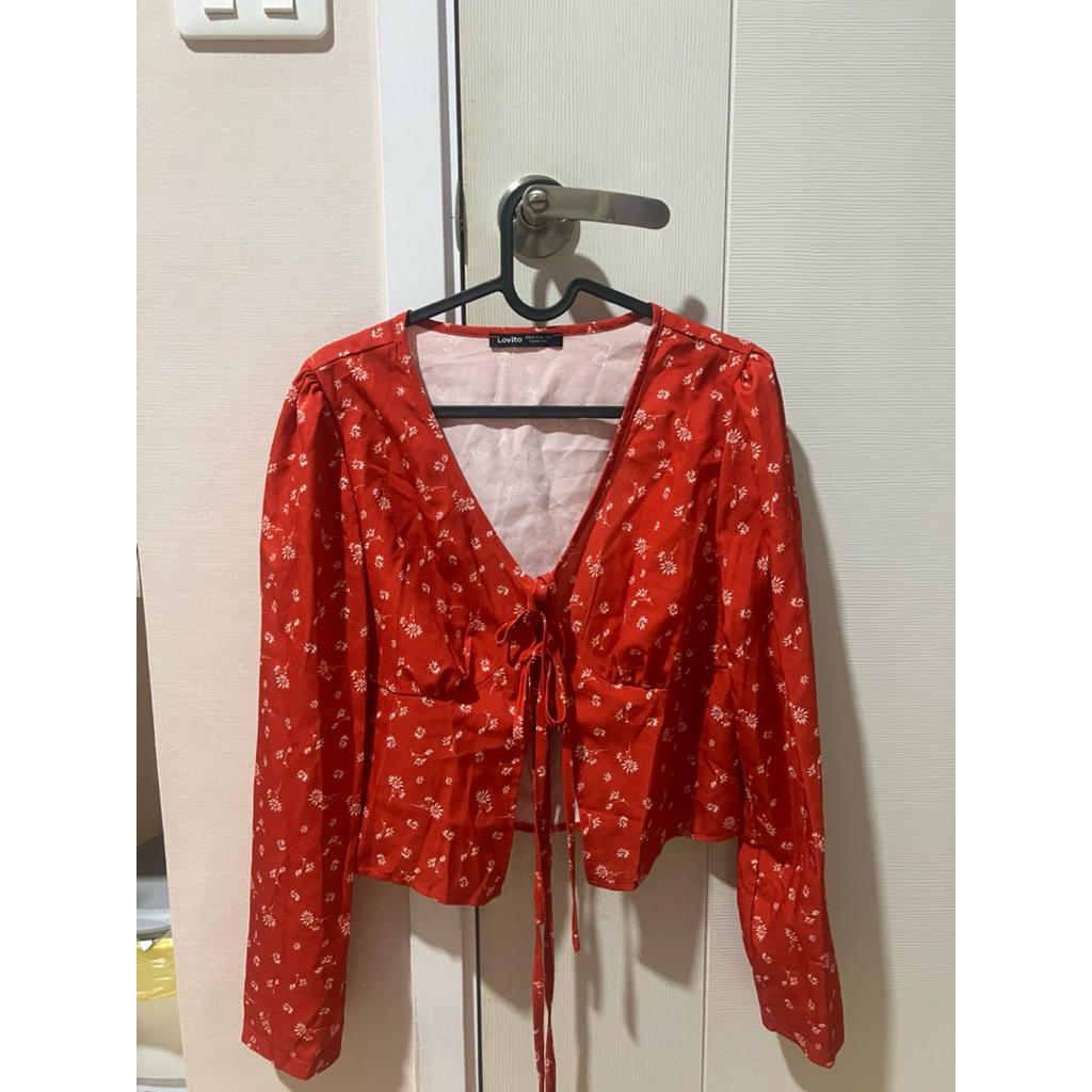 ส่งต่อเสื้อlovito เสื้อผูกด้านหน้าสีแดง