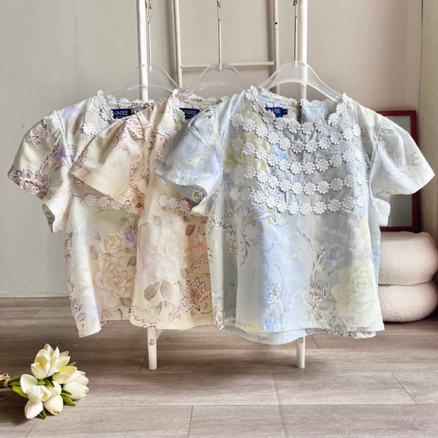 เสื้อคอกลมแขนสั้น แต่งลูกไม้คอตตอน“รุ่นเดซี่ ซัมเมอร์”