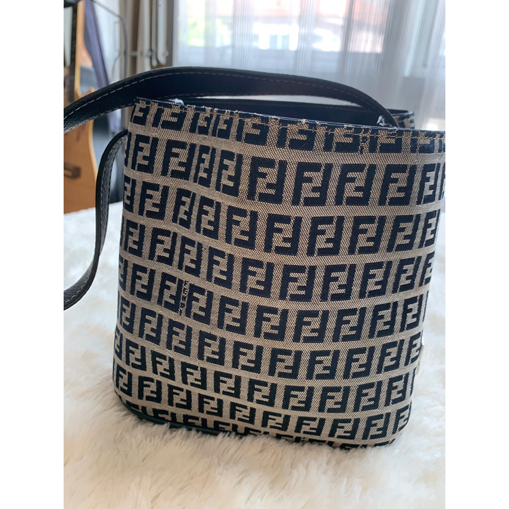 กระเป๋า สะพายไหล่ แบรนด์ FINDI Vintage  มือสอง