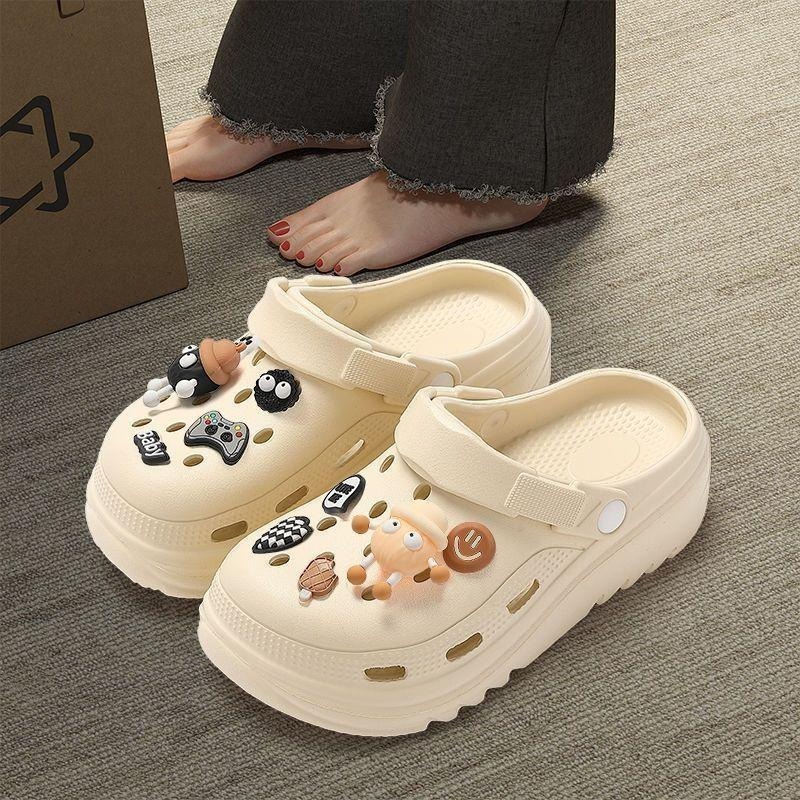 ชายหาดทะเลรองเท้าแตะเย็นการ์ตูนบอลถ่านหินหลุมรองเท้าลื่นหนาพื้นเหยียบความรู้สึกของอึ