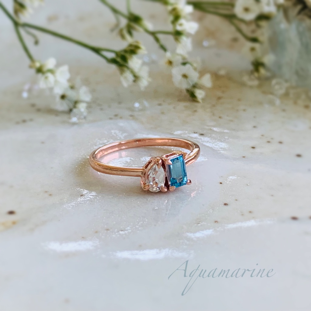 แหวนพลอยคู่ดีไซน์มินิมอล พลอยสวิสบลูโทพาสทรงเหลี่ยม 3x5 mm. และ พลอยไวท์โทพาสทรงหยดนำ้ 3x5 mm.