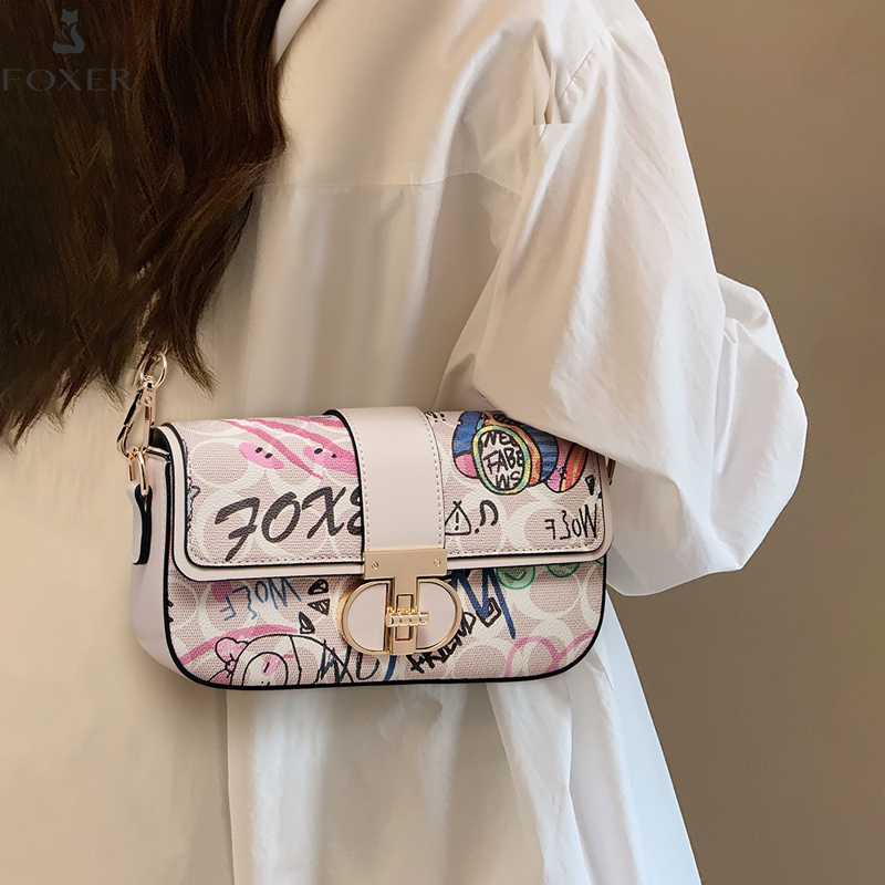 FOXER กระเป๋าสะพายข้างผู้หญิง  ลายกราฟฟิตี้สุดประณีต กระเป๋าถือใช้ได้ทุกลุค