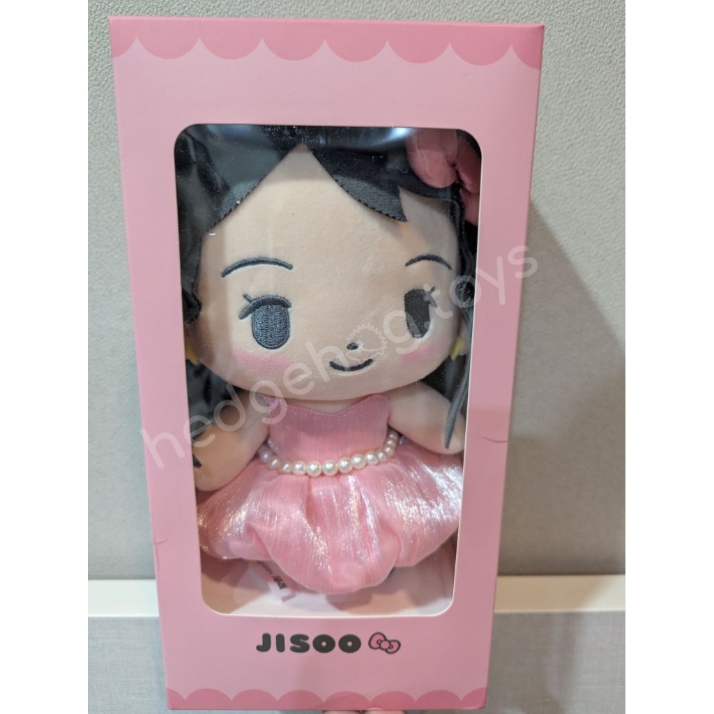 พร้อมส่งในไทย ตุ๊กตา Jisoo - Hello Kitty x Jisoo ของใหม่
