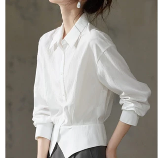Dodeเสื้อเชิ้ตแขนยาวสีพื้นสไตล์ฝรั่งเศสสำหรับผู้หญิงตัวนี้มีทรงเข้ารูปช่วงเอวและปกคอพับลง ทำให้เหมาะสำหรับฤดูใบไม้99260