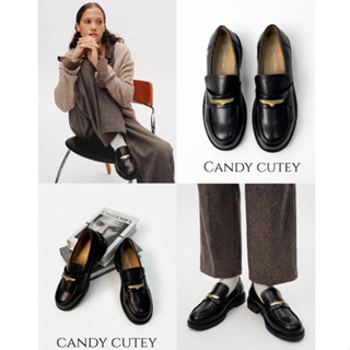 Candy Cutey Gold Strap Loafer หนังเรียบและหนังกลับ ดีเทลโลโก…