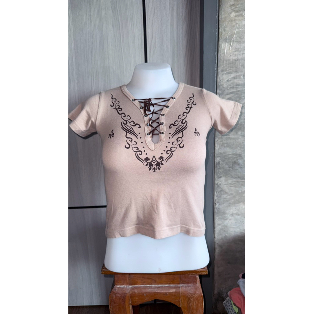เสื้อยืดแนว BBT มีดีเทลผูกเชือกไขว้ช่วงคอ (อก 28-34“)