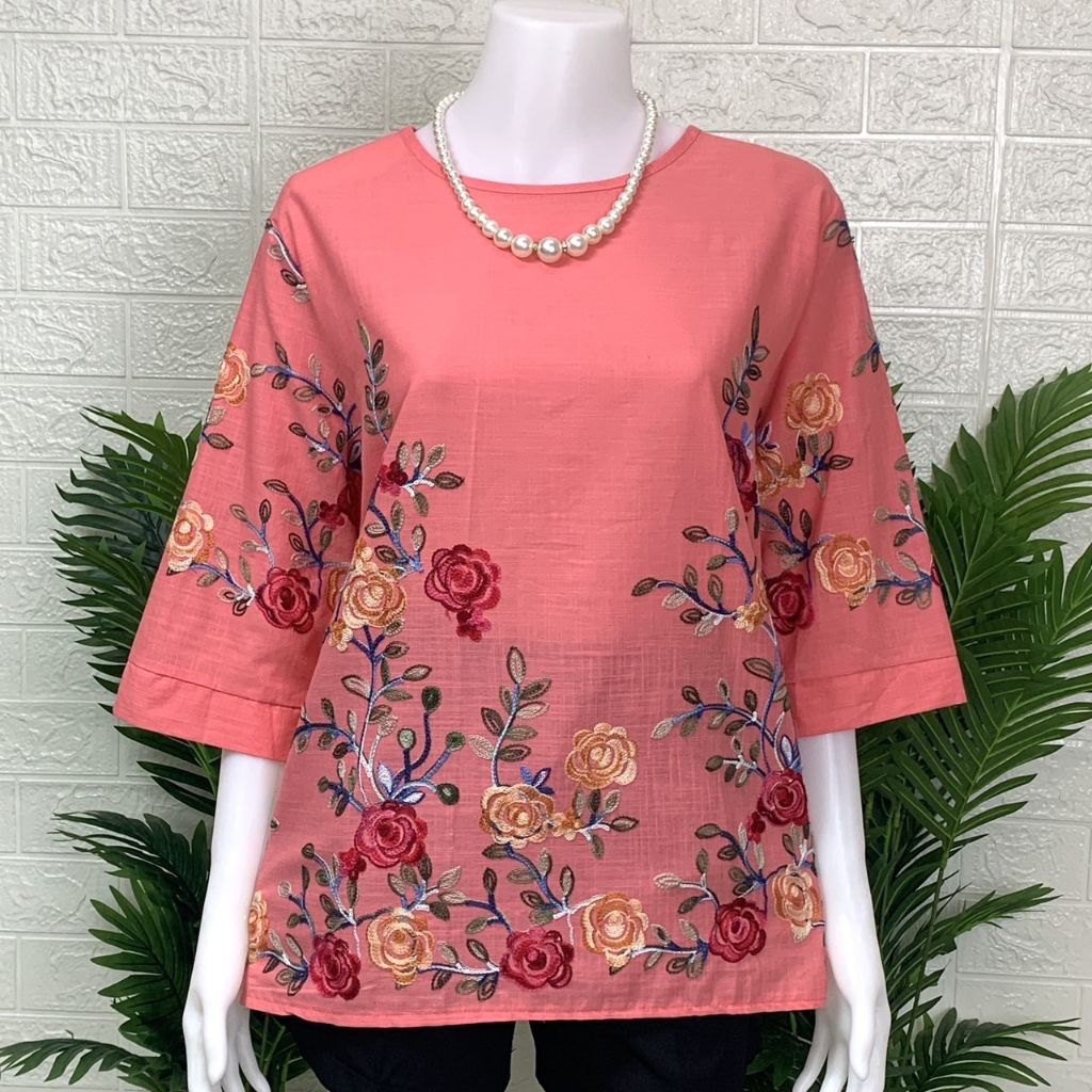 🌺🌺🌺 เสื้อลินินคอกลมลายปักแขนสามส่วน รอบอก 46ถึง 50 พื้นด้านหลังเรียบผ้าเนื้อดีนิ่มใส่สบาย