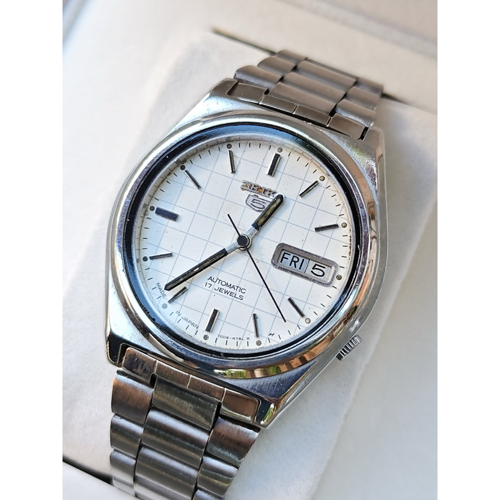 นาฬิกา Seiko 5​ Automatic กลไกลระบบเครื่อง 7009  หน้า​ขาวตาราง หลักแท่งเงิน(รับประกันเครื่อง3เดือน)