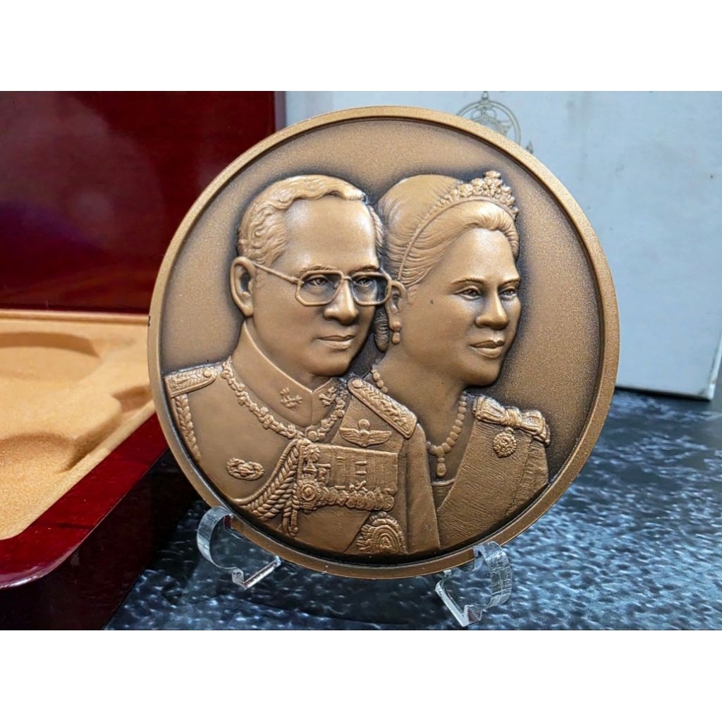 เหรียญที่ระลึก พระบรมราชาภิเษกสมรส ครบ 60 ปี รัชกาลที่9 เนื้อทองแดงรมดำ ขนาด 7 เซน ปี2553 อุปกรณ์ครบ