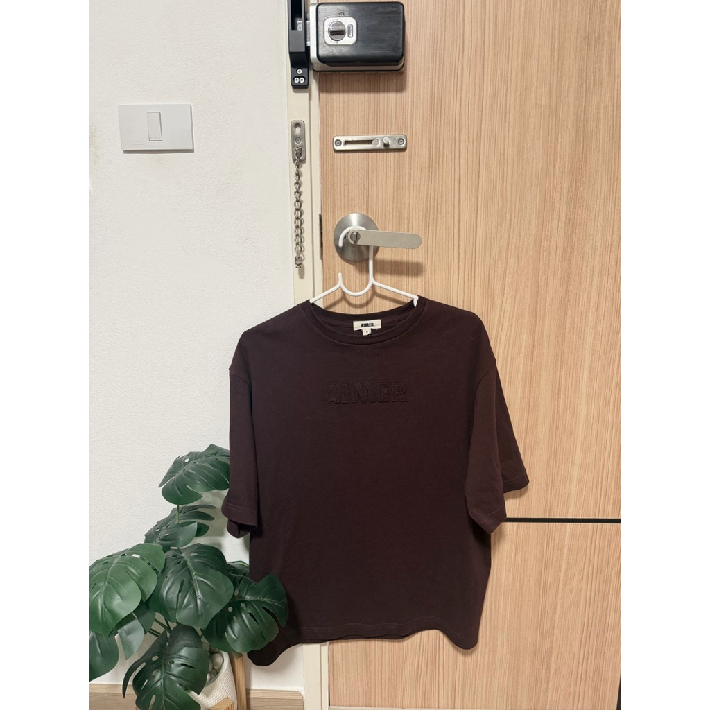 AIMER - Applique Logo Tee in Maroon เสื้อยืด