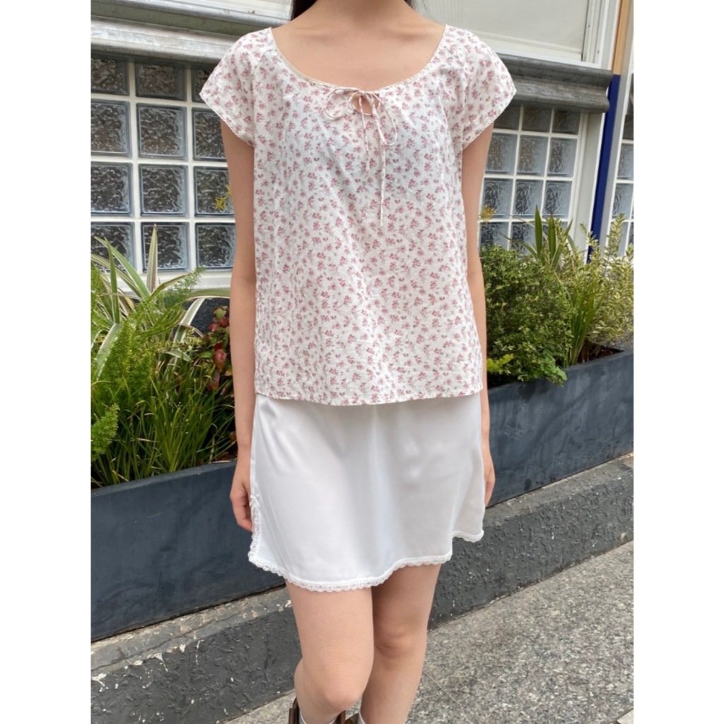 (พร้อมส่ง) Brandy Melville Lesley Floral Top เสื้อแขนสั้น เสื้อแขนกุด ของแท้จากช็อป