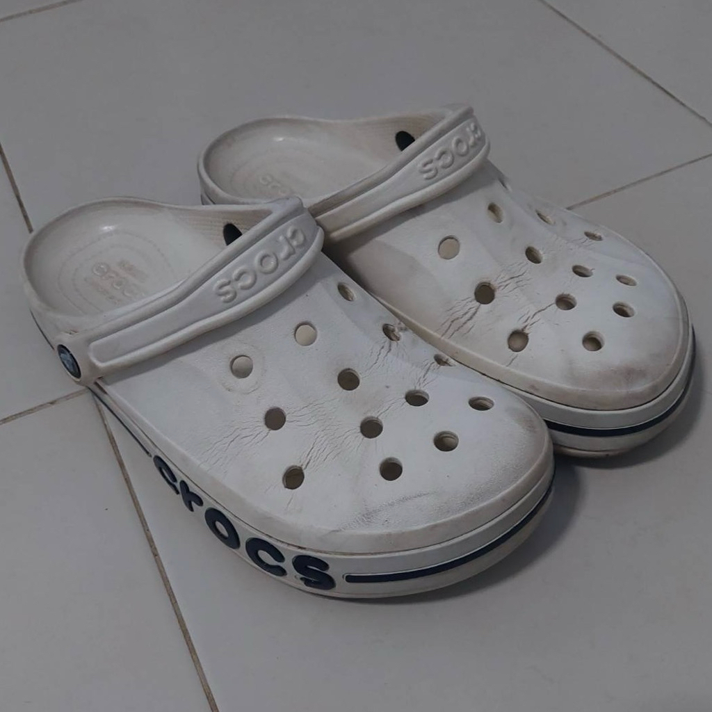 Crocs สีขาว มือสอง ✨ size M9 W11cm. ยาว 28.0cm. สวย สภาพดี ตำหนิตามภาพ ไม่ผลต่อการใช้งาน ✅