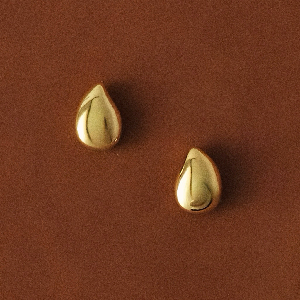 Shimmer.stock *ต่างหูรุ่น velvet drop ใส่ every day look เก๋ๆ รูปทรงหยดน้ำ สีเงินให้ความชิค คูลๆ สีทองก็แกลมสุดๆ