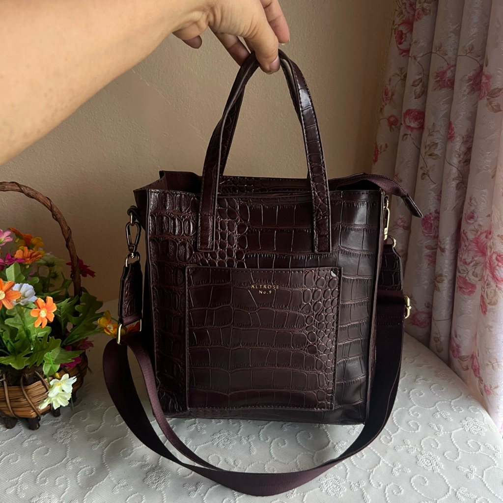 Altrose No.9 สะพายข้างงาน หนังสังเคราะห์ปั๊มลายจระเข้ สภาพดีสวย ซับในสะอาด แทบไม่มีร่องรอยใช้งาน สาย