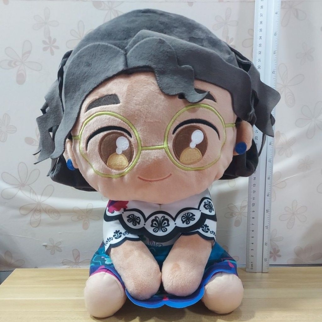 Disney Urury Me Plush toy~ Mirabel/ตุ๊กตามิราเบล จากภาพยนตร์เรื่อง Encanto ของแท้ญี่ปุ่น มือสอง