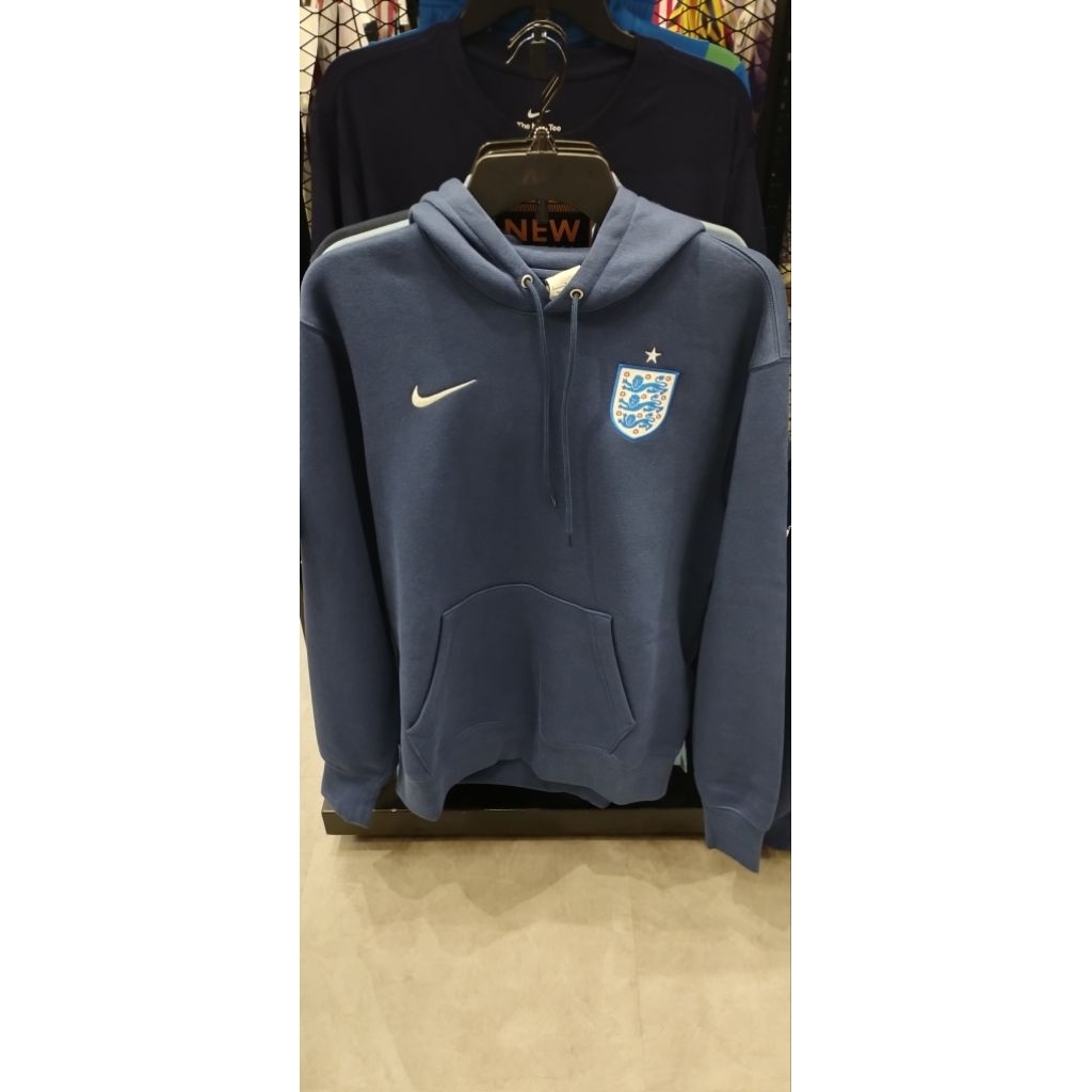 เสื้อ Hoodie ฟุตบอลทีมชาติอังกฤษ Nike Football England Club 2025/26 ของแท้ มือ1 ป้ายไทย