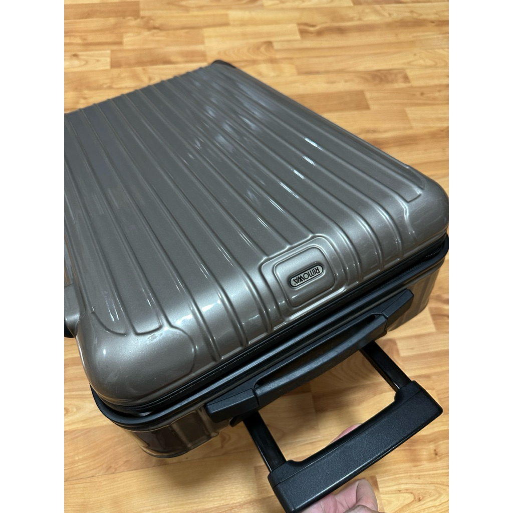Rimowa Salsa cabin size 2 ล้อ สีทอง แท้