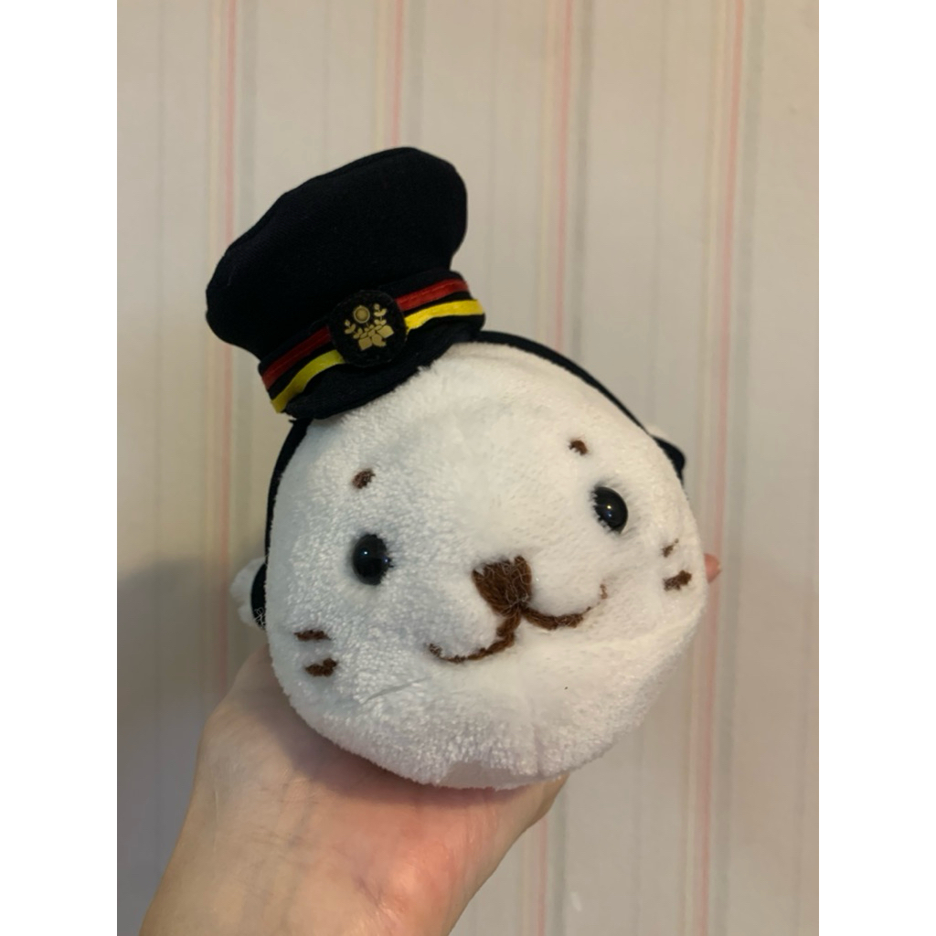 ตุ๊กตาแมวน้ำชิโรตัน Sirotan แต่งตัวเป็นกัปตันเครื่องบิน Japan Airline ขนาด 9 นิ้ว ของแท้จากญี่ปุ่น