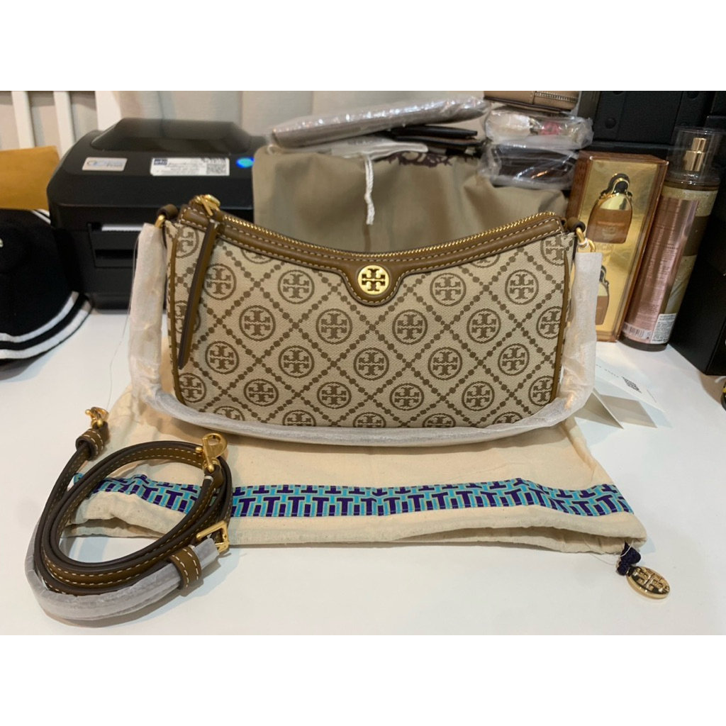 ✨ผ่อน0%-แท้100%✨ กระเป๋าสะพาย TORRY T MONOGRAM JACQUARD STUDIO BAG Style No. 85137