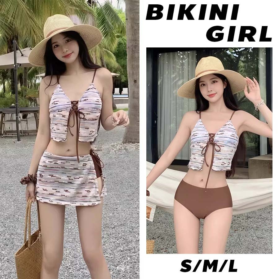ชุดว่ายน้ำสามชิ้น  คอวี ดีไซน์ผูกเชือก  เซ็กซี่ เข้ารูป เอวสูง กระโปรงสั้น  สีน้ำตาล ทันสมัย มีแผ่นเสริมทรง
