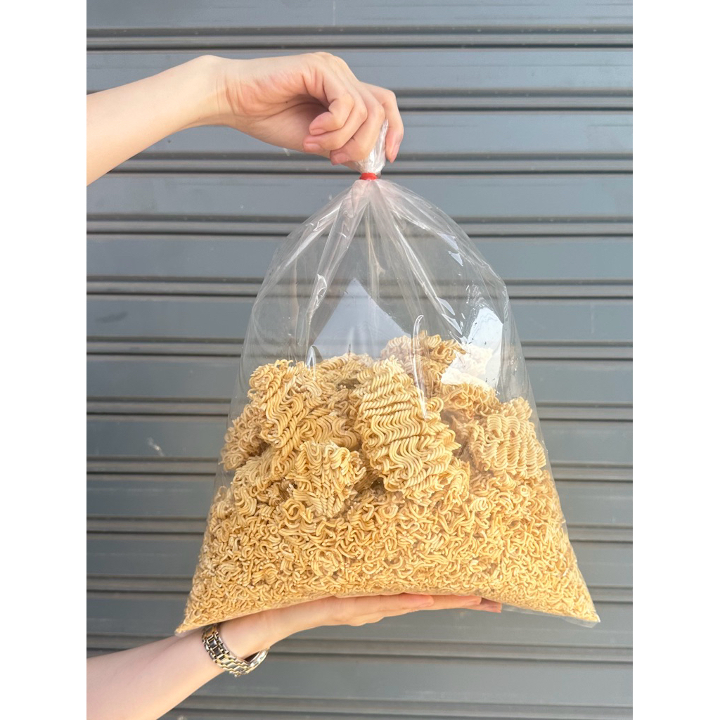บะหมี่รวมใจ 1 kg. จะต้มก็ดี จะโรยยำก็กรอบ จะทานเล่นก็เพลิน บะหมี่รวมใจถุงเดียวเอาอยู่ W2