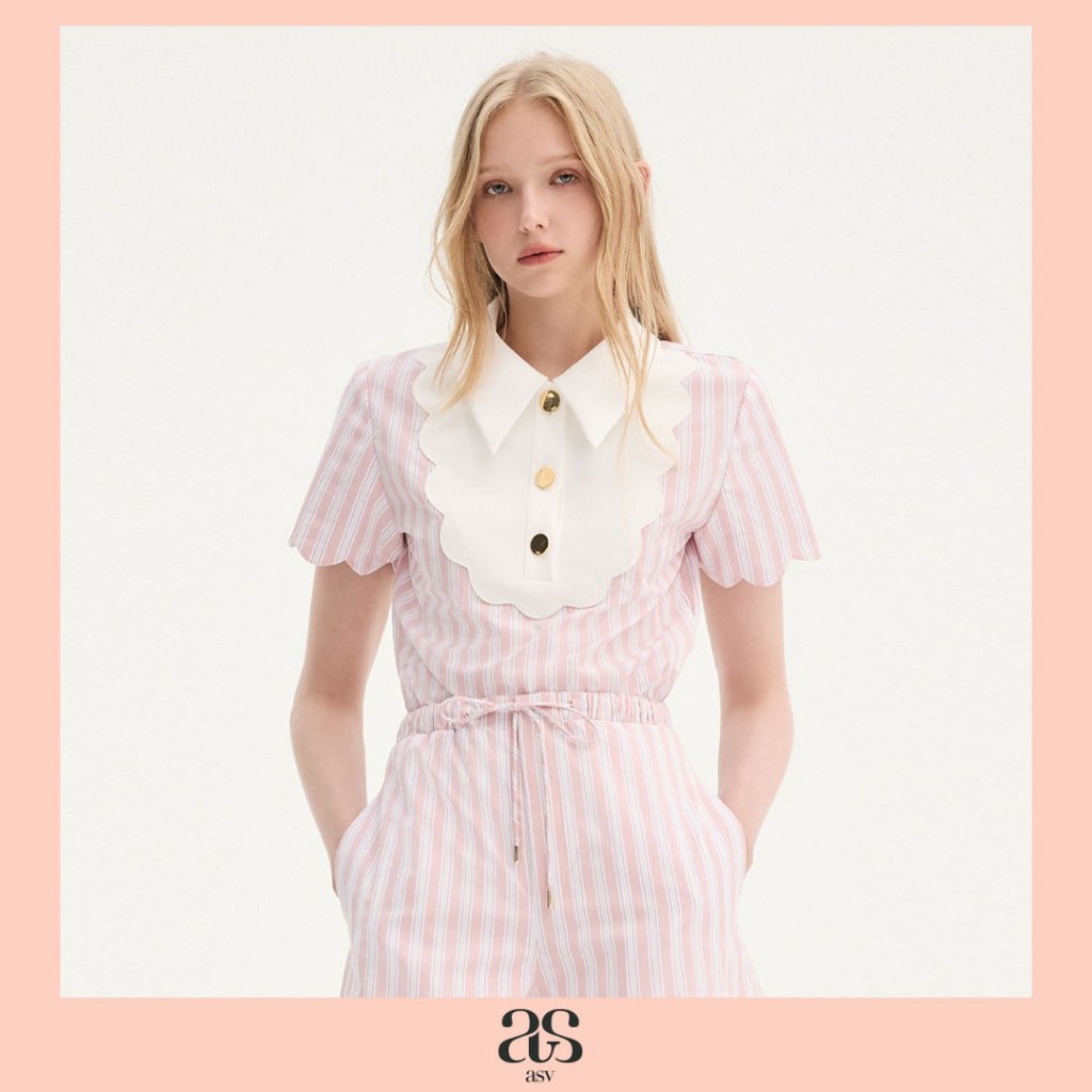 [asv ss26] Rivera Short Sleeve Blouse เสื้อเชิ้ตผู้หญิง ทรงคลอตัว แขนสั้น ปกโปโล แต่งดีเทล Scallop ที่อกและปลายแขนเสื้อ